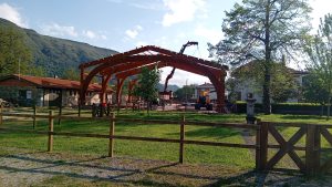 Estos días se está colocando esta bonita estructura detrás del ayuntamiento de r…