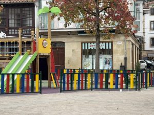 Colocación de vallado perímetro en el parque infantil de la Plaza de la Paz