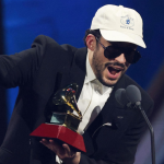 ¡Bad Bunny lo logra de nuevo! Se lleva el Latin Grammy por su álbum “Debí tirar más fotos”
