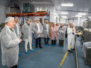 El consejero de Economía, Luis Ángel Agüeros, ha visitado la empresa La Ermita C…