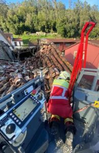 Los bomberos intervienen en Molleda por el derrumbe del tejado de una vivienda d…